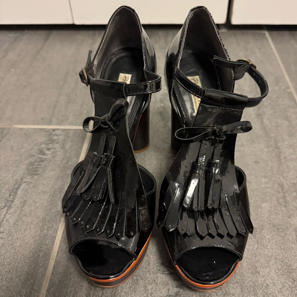 pour la victoire frindge sandals Black Patent Leather Heels Sz 7.5